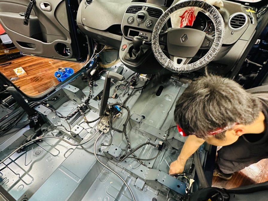 カングー 車丸ごとクーラーバッグ化　エアコンの効きが悪い、暑くて、寒くて、車内がうるさくて、心が折れそうなカングーオーナー様へ！