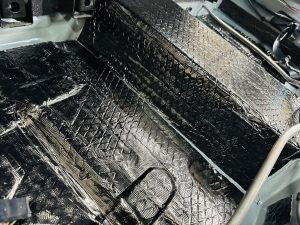 カングー KWK4M　エアコン　防音　断熱　遮熱　断熱　制振　防振　遮音　デッドニング　調音　整音　stp クーラーバッグ化　kangoo エアコンの効きが悪い　暑い　寒い　車内の静音化　カーオーディオ　ロードノイズ
