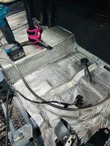 カングー KWK4M　エアコン　防音　断熱　遮熱　断熱　制振　防振　遮音　デッドニング　調音　整音　stp クーラーバッグ化　kangoo エアコンの効きが悪い　暑い　寒い　車内の静音化　カーオーディオ　ロードノイズ