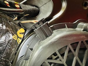 porsche 911 997 996 ポルシェ　オーディオ　カーオーディオ　スピーカー交換　センタースピーカー　スコーカー　ミッドレンジ　ミッドベース　ウーハー　ツイーター　音質　3way bose 純正ボーズ　ボーズサウンド　ブルメスター　burmester 名古屋　カーオーディオ専門店　ホットワイヤード　2インチ　ワイドレンジ　FX-101 FORMULA-X