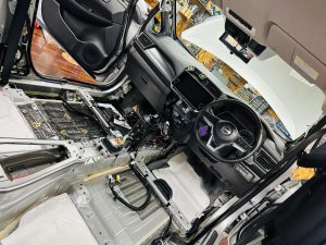 クルマ丸ごとクーラーバッグ化　デッドニング　断熱　遮熱　防音　防振　ルーフ　フルデッドニング　emma カーオーディオ　ハイエンドカーオーディオ　コンテスト　車内の快適化　静音化　ロードノイズ　風切り音　ノイズ　騒音　猛暑　酷暑　エアコン　効きが悪い　燃費　断熱材　断熱施工　調音　聖音　防振材　断熱材　アルミ　ルーフライナー　リーフ  ZE1 