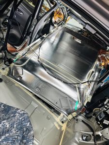 クルマ丸ごとクーラーバッグ化　デッドニング　断熱　遮熱　防音　防振　ルーフ　フルデッドニング　emma カーオーディオ　ハイエンドカーオーディオ　コンテスト　車内の快適化　静音化　ロードノイズ　風切り音　ノイズ　騒音　猛暑　酷暑　エアコン　効きが悪い　燃費　断熱材　断熱施工　調音　聖音　防振材　断熱材　アルミ　ルーフライナー　リーフ  ZE1 