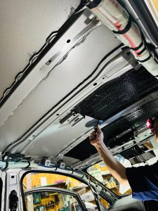 クルマ丸ごとクーラーバッグ化　デッドニング　断熱　遮熱　防音　防振　ルーフ　フルデッドニング　emma カーオーディオ　ハイエンドカーオーディオ　コンテスト　車内の快適化　静音化　ロードノイズ　風切り音　ノイズ　騒音　猛暑　酷暑　エアコン　効きが悪い　燃費　断熱材　断熱施工　調音　聖音　防振材　断熱材　アルミ　ルーフライナー　リーフ  ZE1 