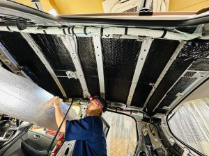 クルマ丸ごとクーラーバッグ化　デッドニング　断熱　遮熱　防音　防振　ルーフ　フルデッドニング　emma カーオーディオ　ハイエンドカーオーディオ　コンテスト　車内の快適化　静音化　ロードノイズ　風切り音　ノイズ　騒音　猛暑　酷暑　エアコン　効きが悪い　燃費　断熱材　断熱施工　調音　聖音　防振材　断熱材　アルミ　ルーフライナー　リーフ  ZE1 