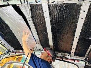 クルマ丸ごとクーラーバッグ化　デッドニング　断熱　遮熱　防音　防振　ルーフ　フルデッドニング　emma カーオーディオ　ハイエンドカーオーディオ　コンテスト　車内の快適化　静音化　ロードノイズ　風切り音　ノイズ　騒音　猛暑　酷暑　エアコン　効きが悪い　燃費　断熱材　断熱施工　調音　聖音　防振材　断熱材　アルミ　ルーフライナー　リーフ  ZE1 