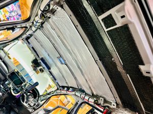 クルマ丸ごとクーラーバッグ化　デッドニング　断熱　遮熱　防音　防振　ルーフ　フルデッドニング　emma カーオーディオ　ハイエンドカーオーディオ　コンテスト　車内の快適化　静音化　ロードノイズ　風切り音　ノイズ　騒音　猛暑　酷暑　エアコン　効きが悪い　燃費　断熱材　断熱施工　調音　聖音　防振材　断熱材　アルミ　ルーフライナー　リーフ  ZE1 