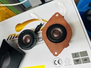 レクサス　LBX lexus マークレビンソン　Mark Levinson スピーカー交換　unityスピーカー　センンタースピーカー　ダッシュボード　ツイーター　ワイドレンジ　フルレンジ　コアキシャル　ミッドレンジ　2インチ ワイドレンジドライバー　3インチ　下まで出るツイーター　ユニティスピーカー　マクレビ　カーオーディオ　音質　スピーカー交換　アップグレード　通販　名古屋　ホットワイヤード　カーオーディオ専門店　抵抗値　インピーダンス　位相　フェーズ　車種別　ハーネス　コネクター　プラグアンドプレイ　kicker blam aqua HOT WIRED AudioCircle オーディオサークル