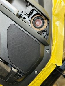 ランドローバー　ディフェンダー　land rover defender 110 90 スピーカー交換　カーオーディオ　メリディアン　meridian ツイーター　ミッドレンジ　スコーカー　ウーハー　サブウーハー　音質改善　音質向上　純正メリディアン　デッドニング　調音施行　断熱　ワイドレンジドライバー　ハイエンド　プレミアムカーオーディオ　ジャガー純正メリディアン　ローバー純正　純正meridian  Mercury Car Audio ce165 FORMULA-X FX-101 プラグアンドプレイ　デッドニング　断熱　遮熱　防音　ロードノイズ