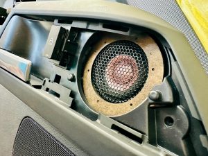 ランドローバー　ディフェンダー　land rover defender 110 90 スピーカー交換　カーオーディオ　メリディアン　meridian ツイーター　ミッドレンジ　スコーカー　ウーハー　サブウーハー　音質改善　音質向上　純正メリディアン　デッドニング　調音施行　断熱　ワイドレンジドライバー　ハイエンド　プレミアムカーオーディオ　ジャガー純正メリディアン　ローバー純正　純正meridian  Mercury Car Audio ce165 FORMULA-X FX-101 プラグアンドプレイ　デッドニング　断熱　遮熱　防音　ロードノイズ