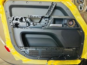 ランドローバー　ディフェンダー　land rover defender 110 90 スピーカー交換　カーオーディオ　メリディアン　meridian ツイーター　ミッドレンジ　スコーカー　ウーハー　サブウーハー　音質改善　音質向上　純正メリディアン　デッドニング　調音施行　断熱　ワイドレンジドライバー　ハイエンド　プレミアムカーオーディオ　ジャガー純正メリディアン　ローバー純正　純正meridian  Mercury Car Audio ce165 FORMULA-X FX-101 プラグアンドプレイ　デッドニング　断熱　遮熱　防音　ロードノイズ
