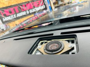 lexus IS レクサス　マークレビンソン　レクサス純正　スピーカー交換　unityスピーカー　センタースピーカー　ダッシュボード　ツイーター　音質向上　音質改善　マクレビ　dsp 通販　HOT WIRED 名古屋　ワイドレンジドライバー　2インチ　FORMULA-X fx101 業販 emma ハイエンドカーオーディオ　下まで出るツイーター　カプラーオン　プラグアンドプレイ