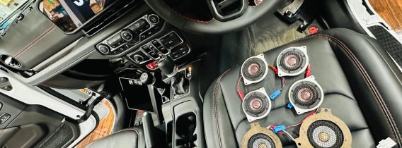 JEEP JL WRANGLER ジープラングラのカーオーディオのスピーカー交換のご紹介：ダッシュボード上のスピーカー、サウンドバーのスピーカー、サブウーハーのアップグレードのやり方