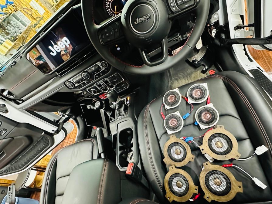JEEP JL WRANGLER ジープラングラのカーオーディオのスピーカー交換のご紹介：ダッシュボード上のスピーカー、サウンドバーのスピーカー、サブウーハーのアップグレードのやり方