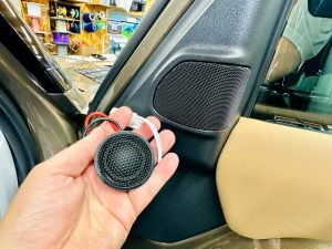 ランドローバー　ディフェンダー　land rover defender 110 90 スピーカー交換　カーオーディオ　メリディアン　meridian ツイーター　ミッドレンジ　スコーカー　ウーハー　サブウーハー　音質改善　音質向上　純正メリディアン　デッドニング　調音施行　断熱　ワイドレンジドライバー　ハイエンド　プレミアムカーオーディオ　ジャガー純正メリディアン　ローバー純正　純正meridian Mercury Car Audio ce165 FORMULA-X FX-101 プラグアンドプレイ