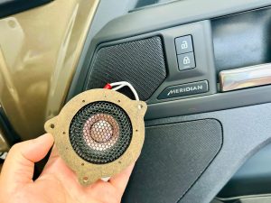 ランドローバー　ディフェンダー　land rover defender 110 90 スピーカー交換　カーオーディオ　メリディアン　meridian ツイーター　ミッドレンジ　スコーカー　ウーハー　サブウーハー　音質改善　音質向上　純正メリディアン　デッドニング　調音施行　断熱　ワイドレンジドライバー　ハイエンド　プレミアムカーオーディオ　ジャガー純正メリディアン　ローバー純正　純正meridian Mercury Car Audio ce165 FORMULA-X FX-101 プラグアンドプレイ