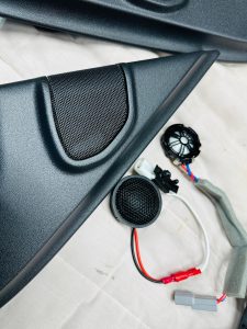 ランドローバー　ディフェンダー　land rover defender 110 90 スピーカー交換　カーオーディオ　メリディアン　meridian ツイーター　ミッドレンジ　スコーカー　ウーハー　サブウーハー　音質改善　音質向上　純正メリディアン　デッドニング　調音施行　断熱　ワイドレンジドライバー　ハイエンド　プレミアムカーオーディオ　ジャガー純正メリディアン　ローバー純正　純正meridian  Mercury Car Audio ce165 FORMULA-X FX-101 プラグアンドプレイ