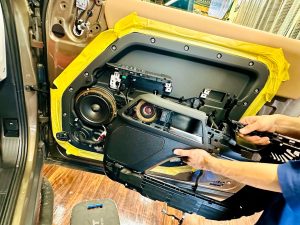 ランドローバー　ディフェンダー　land rover defender 110 90 スピーカー交換　カーオーディオ　メリディアン　meridian ツイーター　ミッドレンジ　スコーカー　ウーハー　サブウーハー　音質改善　音質向上　純正メリディアン　デッドニング　調音施行　断熱　ワイドレンジドライバー　ハイエンド　プレミアムカーオーディオ　ジャガー純正メリディアン　ローバー純正　純正meridian  Mercury Car Audio ce165 FORMULA-X FX-101 プラグアンドプレイ