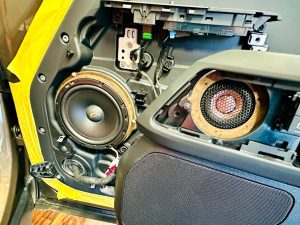 ランドローバー　ディフェンダー　land rover defender 110 90 スピーカー交換　カーオーディオ　メリディアン　meridian ツイーター　ミッドレンジ　スコーカー　ウーハー　サブウーハー　音質改善　音質向上　純正メリディアン　デッドニング　調音施行　断熱　ワイドレンジドライバー　ハイエンド　プレミアムカーオーディオ　ジャガー純正メリディアン　ローバー純正　純正meridian  Mercury Car Audio ce165 FORMULA-X FX-101 プラグアンドプレイ