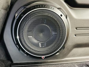 jeep wrangler jl jk jt rockford p3 sub woofer ジープ　ラングラー　カーオーディオ　スピーカー交換　サブウーハー　ウーハー　音質　2インチ　10インチ　3インチ　4インチ　ツイーター　ワイドレンジドライバー　FORMULA-X FX-101 Audible Physics ram2 ロックフォード　薄型　ジープ純正　CarPlay カスタム　オーディオ　名古屋　カーオーディオ専門店　ホットワイヤード