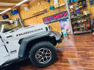 jeep wrangler jl jk jt rockford p3 sub woofer ジープ　ラングラー　カーオーディオ　スピーカー交換　サブウーハー　ウーハー　音質　2インチ　10インチ　3インチ　4インチ　ツイーター　ワイドレンジドライバー　FORMULA-X FX-101 Audible Physics ram2 ロックフォード　薄型　ジープ純正　CarPlay カスタム　オーディオ　名古屋　カーオーディオ専門店　ホットワイヤード