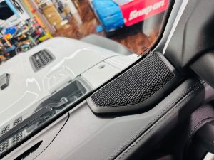 jeep wrangler jl スピーカー交換　カーオーディオ　音質改善　音質向上　デッドニング　　サウンドバー　2インチ　3インチ　4インチ　2.5インチ　フルレンジ　ワイドレンジ　スピーカー　コアキシャル　kicker Audible Physics FORMULA-X FX-101 ram3 ram2 音質志向　純正アルパイン　alpine プラグアンドプレイ　通販　カプラーオン　簡単取付　周波数　イコライザー　アナライザー　rta 周波数特性　測定　カーオーディオ専門店　ワイドレンジドライバ　HOT WIRED ホットワイヤード　サブウーハー　アップグレード