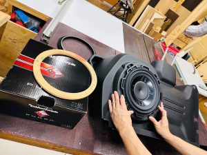 jeep wrangler jl jk jt rockford p3 sub woofer ジープ　ラングラー　カーオーディオ　スピーカー交換　サブウーハー　ウーハー　音質　2インチ　10インチ　3インチ　4インチ　ツイーター　ワイドレンジドライバー　FORMULA-X FX-101 Audible Physics ram2 ロックフォード　薄型　ジープ純正　CarPlay カスタム　オーディオ　名古屋　カーオーディオ専門店　ホットワイヤード