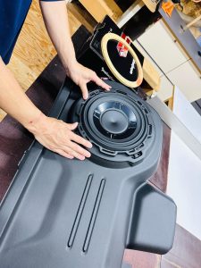 jeep wrangler jl jk jt rockford p3 sub woofer ジープ　ラングラー　カーオーディオ　スピーカー交換　サブウーハー　ウーハー　音質　2インチ　10インチ　3インチ　4インチ　ツイーター　ワイドレンジドライバー　FORMULA-X FX-101 Audible Physics ram2 ロックフォード　薄型　ジープ純正　CarPlay カスタム　オーディオ　名古屋　カーオーディオ専門店　ホットワイヤード