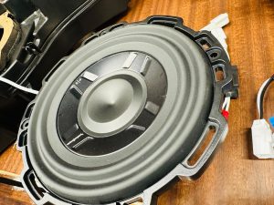jeep wrangler jl jk jt rockford p3 sub woofer ジープ　ラングラー　カーオーディオ　スピーカー交換　サブウーハー　ウーハー　音質　2インチ　10インチ　3インチ　4インチ　ツイーター　ワイドレンジドライバー　FORMULA-X FX-101 Audible Physics ram2 ロックフォード　薄型　ジープ純正　CarPlay カスタム　オーディオ　名古屋　カーオーディオ専門店　ホットワイヤード