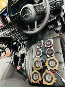 jeep wrangler jl jk jt rockford p3 sub woofer ジープ　ラングラー　カーオーディオ　スピーカー交換　サブウーハー　ウーハー　音質　2インチ　10インチ　3インチ　4インチ　ツイーター　ワイドレンジドライバー　FORMULA-X FX-101 Audible Physics ram2 ロックフォード　薄型　ジープ純正　CarPlay カスタム　オーディオ　名古屋　カーオーディオ専門店　ホットワイヤード