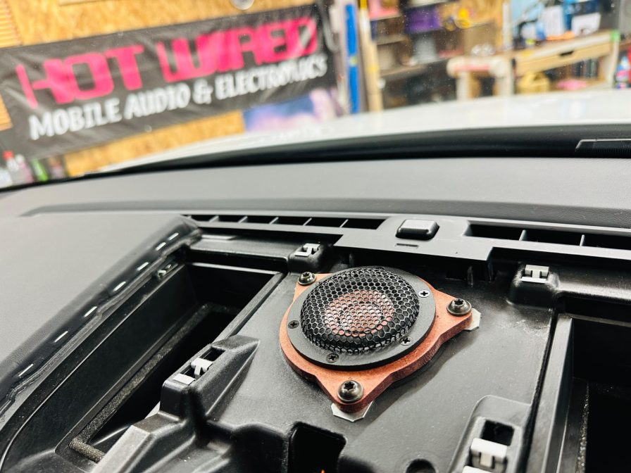 ポルシェ純正BOSEサウンドの正しいスピーカー交換のやり方：PORSCHE MACAN センタースピーカーのアップグレード編