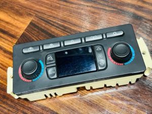 ハマー　h2 hummer メーター　修理　純正　AC コントロールパネル　エアコンパネル　モーター　照明　メーター修理　デジタルメーター　CarPlay 暗電流　バッテリー上がり　バッテリー　充電　ステップモーター　狂う　表示がおかしい　ディスプレイ　スクリーン　cam bus HOT WIRED カスタム