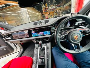 ポルシェ　車種別　マカン　アンドロイドナビ　Android デュアルモニター 12.3 12.5 12.8 テスラ　テスロイド　Youtube CarPlay カープレイ　iPhone ワイヤレス　Android Auto Googleマップ　グーグル　ヤフーカーナビ　クラリオン　純正ナビ　pcm パラメーラ　カイエン　911　2din bose macan porsche ナビ交換　カーナビ　コーディング　coding ポルシェ専用