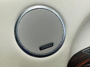 レンジローバー　純正メリディアン　メリディアン　meridian rang rover land rover ディスカバリー　ディフェンダー　ジャガー　センタースピーカー　カーオーディオ　CarPlay 音質　スピーカー交換　ドアスピーカー　スコーカー　ミッドレンジ　ワイドレンジ　ツイーター　ウーハー　dsp　通販　車種別　コネクター　カプラー　ハーネス　プラグアンドプレイ　あとづけ　後付け　ワイヤレス