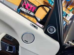 レンジローバー　純正メリディアン　メリディアン　meridian rang rover land rover ディスカバリー　ディフェンダー　ジャガー　センタースピーカー　カーオーディオ　CarPlay 音質　スピーカー交換　ドアスピーカー　スコーカー　ミッドレンジ　ワイドレンジ　ツイーター　ウーハー　dsp　通販　車種別　コネクター　カプラー　ハーネス　プラグアンドプレイ　あとづけ　後付け　ワイヤレス　FORMULA-X FX-101