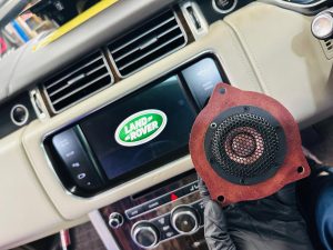 レンジローバー　純正メリディアン　メリディアン　meridian rang rover land rover ディスカバリー　ディフェンダー　ジャガー　センタースピーカー　カーオーディオ　CarPlay 音質　スピーカー交換　ドアスピーカー　スコーカー　ミッドレンジ　ワイドレンジ　ツイーター　ウーハー　dsp　通販　車種別　コネクター　カプラー　ハーネス　プラグアンドプレイ　あとづけ　後付け　ワイヤレス　FORMULA-X FX-101