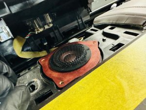 レンジローバー　純正メリディアン　メリディアン　meridian rang rover land rover ディスカバリー　ディフェンダー　ジャガー　センタースピーカー　カーオーディオ　CarPlay 音質　スピーカー交換　ドアスピーカー　スコーカー　ミッドレンジ　ワイドレンジ　ツイーター　ウーハー　dsp　通販　車種別　コネクター　カプラー　ハーネス　プラグアンドプレイ　あとづけ　後付け　ワイヤレス