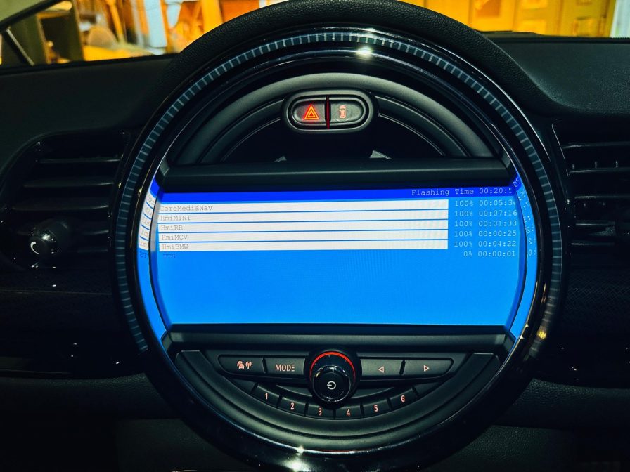 F54 BMW MINI スマホでセルフコーディング失敗して、純正ナビiDriveが再起動を繰り返す、エンジン不調、などの修理の方法