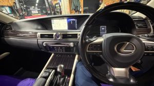 レクサス レクサス純正 純正ナビ 後付け CarPlay カープレイ ワイヤレス AVインターフェース インターフェース HDMI USB 映像入力 HDMI入力 動画再生 動画視聴 Fire TV Stick amazon アマゾン プライム ビデオ ネットリックス ミラーリング Youtube fulu tver フルスクリーン Bluetooth iPhone iPhone 17 16 15 14 google Googleマップ アプリ カーナビ ヤフー 名古屋 HOT WIRED
ホットワイヤード マクレビ スピーカー交換 カーオーディオ専門店 カープレイモジュール アンドロイド gs350 gs300 gs450 ls460 ls600