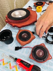 porsche 718 cayman pcm4 pcm5 pcm6 pcm7 ポルシェ ケイマン ボクスター 911 カレラ ボーズ サウンド bose sound burmester ブルメスター 純正ボーズ 純正bose スピーカー交換 ツイーター ウーハー ミッドレンジ スコーカー デッドニング CarPlay カーオーディオ カープレイ スピーカー交換 Mercury Car Audio HOT WIRED 名古屋 音質改善 音質向上