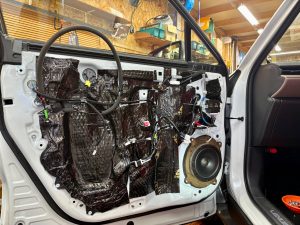 lexus lbx レクサス　純正　Mark Levinson マークレビンソン　スピーカー交換　音質　unity スピーカー　ツイーター　高音　低音　センタースピーカー　ダッシュボード　ドアスピーカー　ウーハー　サブウーハー　マクレビ　ワイドレンジ　フルレンジ　2インチ ワイドレンジドライバー　AudioCircle Audible Physics Mercury Car Audio HOT WIRED ホットワイヤード　名古屋　カーオーディオ　カーオーディオ専門店
ユニティ デッドニング　調音施工　防音　防振　制振　断熱