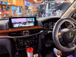 レクサス 純正ナビ 後付け あとづけ ワイヤレス CarPlay カープレイ アンドロイドオート Android Auto ミラーリング airplay hdmi firetv amazon apple iphone Fire TV Stick ファイヤーtv lexus LX570 ランクル 200ランドクルーザー 200系 トヨタ純正ナビ レクサス純正ナビ HDIM入力 動画 映像入力 ビデオ入力 外部入力 ブルーレイ Netflix fulu プライムビデオ アマゾン Youtube ameba tver disney+ googl Googleマップ グーグルマップ ミラーリング avインターフェース カーナビ アップル 映像 名古屋 ホットワイヤード