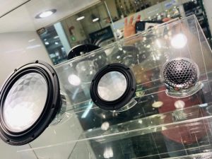 AudioCircle オーディオサークル rainbow 2インチ ワイドレンジドライバー　3インチ　2inch 3icnh HL-M2 HL-M3 ハイエンド　カーオーディオ　bose対応 Mark Levinson マークレビンソン　メーカー純正　純正　プレミアムカーオーディオ　ダッシュボード　センタースピーカー　unity ワイドディスパーション　スコーカー　フルレンジ　ミッドレンジ　コアキシャル　kicker 車種別　トヨタ純正JBL ハーマンカードン　Harman kardon burmester meridian bose focal b&w b&o バウワース　ウィルキンス　Bang & Olufsen バングアンドオルフセン　ブルメスター　スピーカー交換　アップグレード　スピーカー　カーオーディオ専門店　通販　抵抗値　インピーダンス　位相　フェーズ　
