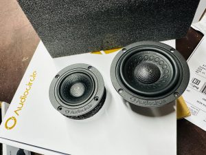 AudioCircle オーディオサークル rainbow 2インチ ワイドレンジドライバー　3インチ　2inch 3icnh HL-M2 HL-M3 ハイエンド　カーオーディオ　bose対応 Mark Levinson マークレビンソン　メーカー純正　純正　プレミアムカーオーディオ　ダッシュボード　センタースピーカー　unity ワイドディスパーション　スコーカー　フルレンジ　ミッドレンジ　コアキシャル　kicker 車種別　トヨタ純正JBL ハーマンカードン　Harman kardon burmester meridian bose focal b&w b&o バウワース　ウィルキンス　Bang & Olufsen バングアンドオルフセン　ブルメスター　スピーカー交換　アップグレード　スピーカー　カーオーディオ専門店　通販　抵抗値　インピーダンス　位相　フェーズ　