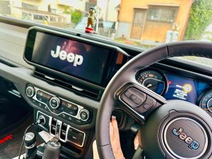 ジープ　ラングラー　カーオーディオ　スピーカー　サブウーハー　音質　アップグレード　jeep wrangler jl jk ワイドレンジ　サウンドバー　ウーハー　ツイーター　スピーカー交換　kicker rockford 車種別専用　通販　限定車　限定色　41th sports rubicon ルビコン　スポーツ　パワードウーハー　アンプ内蔵サブウーハー　Mercury Car Audio マーキュリー　HOT WIRED ホットワイヤード　8インチ　スクエア　四角いサブウーハー　mcr-805 dsp8.4hd dsp内蔵 シート下に取付　シンデレラフィット