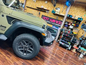 ジープ ラングラー カーオーディオ スピーカー サブウーハー 音質 アップグレード jeep wrangler jl jk ワイドレンジ サウンドバー ウーハー ツイーター スピーカー交換 kicker rockford 車種別専用 通販 限定車 限定色 41th sports rubicon ルビコン スポーツ パワードウーハー アンプ内蔵サブウーハー Mercury Car Audio マーキュリー HOT WIRED ホットワイヤード 8インチ スクエア 四角いサブウーハー mcr-805 dsp8.4hd dsp内蔵 シート下に取付 シンデレラフィット