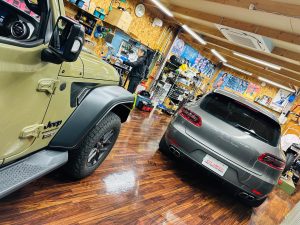 ジープ　ラングラー　カーオーディオ　スピーカー　サブウーハー　音質　アップグレード　jeep wrangler jl jk ワイドレンジ　サウンドバー　ウーハー　ツイーター　スピーカー交換　kicker rockford 車種別専用　通販　限定車　限定色　41th sports rubicon ルビコン　スポーツ　パワードウーハー　アンプ内蔵サブウーハー　Mercury Car Audio マーキュリー　HOT WIRED ホットワイヤード　8インチ　スクエア　四角いサブウーハー　mcr-805 dsp8.4hd dsp内蔵 シート下に取付　シンデレラフィット