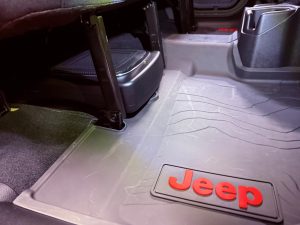 ジープ　ラングラー　カーオーディオ　スピーカー　サブウーハー　音質　アップグレード　jeep wrangler jl jk ワイドレンジ　サウンドバー　ウーハー　ツイーター　スピーカー交換　kicker rockford 車種別専用　通販　限定車　限定色　41th sports rubicon ルビコン　スポーツ　パワードウーハー　アンプ内蔵サブウーハー　Mercury Car Audio マーキュリー　HOT WIRED ホットワイヤード　8インチ　スクエア　四角いサブウーハー　mcr-805 dsp8.4hd dsp内蔵 シート下に取付　シンデレラフィット