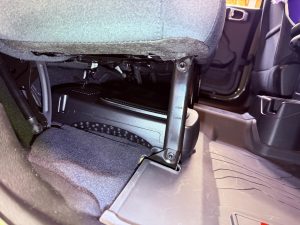 ジープ　ラングラー　カーオーディオ　スピーカー　サブウーハー　音質　アップグレード　jeep wrangler jl jk ワイドレンジ　サウンドバー　ウーハー　ツイーター　スピーカー交換　kicker rockford 車種別専用　通販　限定車　限定色　41th sports rubicon ルビコン　スポーツ　パワードウーハー　アンプ内蔵サブウーハー　Mercury Car Audio マーキュリー　HOT WIRED ホットワイヤード　8インチ　スクエア　四角いサブウーハー　mcr-805 dsp8.4hd dsp内蔵 シート下に取付　シンデレラフィット