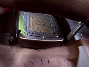 ジープ　ラングラー　カーオーディオ　スピーカー　サブウーハー　音質　アップグレード　jeep wrangler jl jk ワイドレンジ　サウンドバー　ウーハー　ツイーター　スピーカー交換　kicker rockford 車種別専用　通販　限定車　限定色　41th sports rubicon ルビコン　スポーツ　パワードウーハー　アンプ内蔵サブウーハー　Mercury Car Audio マーキュリー　HOT WIRED ホットワイヤード　8インチ　スクエア　四角いサブウーハー　mcr-805 dsp8.4hd dsp内蔵 シート下に取付　シンデレラフィット