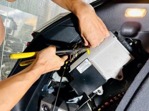 ポルシェ マカン カイエン パラメーラ 911 porsche カーナビ 純正 ナビ ナビ交換 アンドロイド CarPlay カープレイ 12.3インチ 12.5インチ ファームウェア アップグレード ソフトウエア Android 13 14 15 アイフォン iPhone グーグル クラリオン bose ボーズ ノイズ カーオーディオ 不具合 音が出ない 画面がチラつく 電源 落ちる 再起動 can bus ステリモ ホットワイヤード